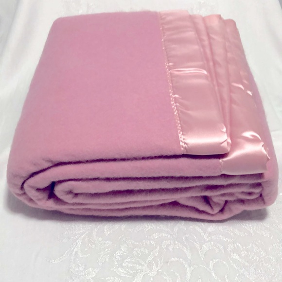NWT Pink 100 Wool Twin Blanket with Satin Trim.  66 x 90 “ Machine Washable. - Picture 1 of 4